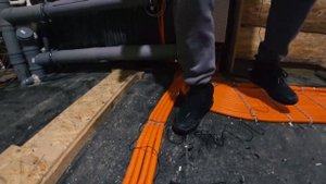Скрытая проводка в доме из рубленного бревна