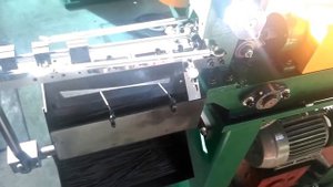 Правильно-отрезной станок для проволоки и прутков.