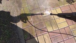 Мытьё тротуарной плитки