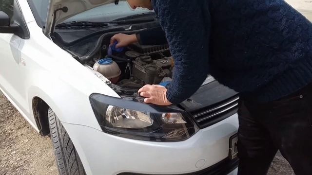 Замена лампочки ближнего света на volkswagen polo sedan за 7 минут.