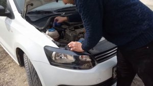 Замена лампочки ближнего света на volkswagen polo sedan за 7 минут.