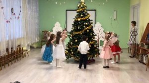 Хоровод вокруг ёлочки, в детском саду. Старшая группа