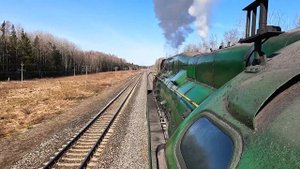 Вид из окна помощника машиниста паровоза. Отправление от станции.