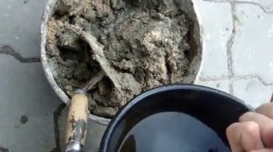 Замер раствора вручную для кирпичной кладки.