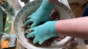 Котлеты из индейки с черносливом, грецкими орехами и «Хмели-сунели» (низкоуглеводное блюдо)