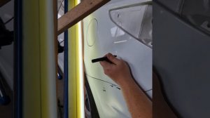 Удаление вмятины без покраски на заднем крыле автомобиля.