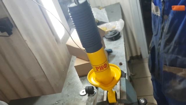 Ремонт подвески на автомобиле Ниссан Патфайндер и установка лифт-комплекта, с усиленными пружинами. смотреть онлайн