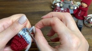 Новогодняя ? мини ШАПОЧКА ? на елку крючком