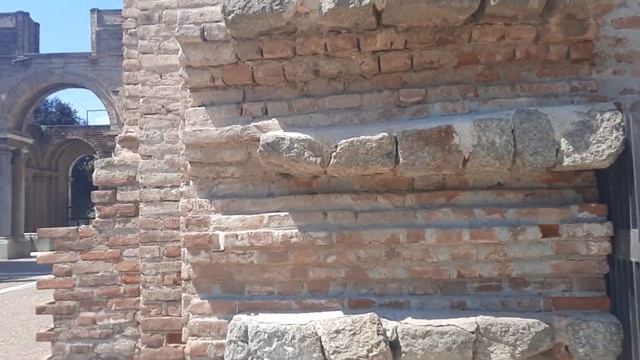 Ещё раз показываю чугунную кожу на кирпичах.Гранит выходит за пределы здания. смотреть онлайн