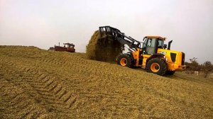 Фронтальный погрузчик JCB Farm Master 4345S Agri в работе на силосе
