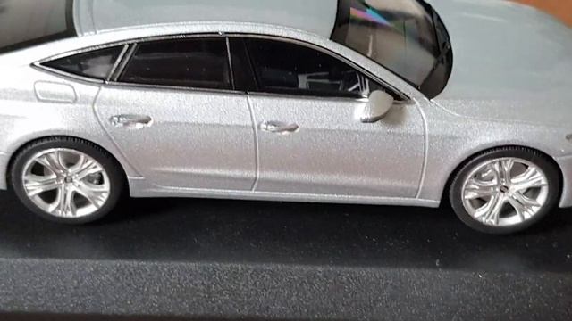 Miniatura Audi A7 Sportback 2017 IScale 1/43 Prata - Detalhe - смотреть онлайн