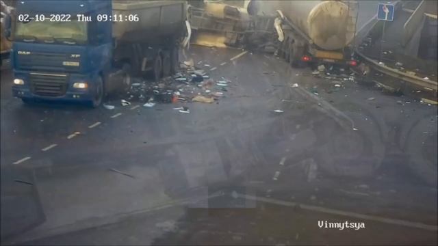 Пятитонник с колбасой разлетелся на части после удара с двумя фурами