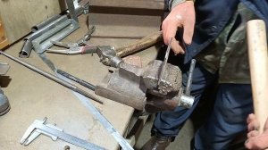 Как выровнять металл, погнутый "пропеллером", без нагрева? Секреты слесарного дела #1.