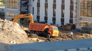 Перекосило Самосвал на стройке ему поможет Экскаватор