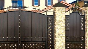Аккуратные металлические ворота и калитка в строгом стиле красивые столбы ковка