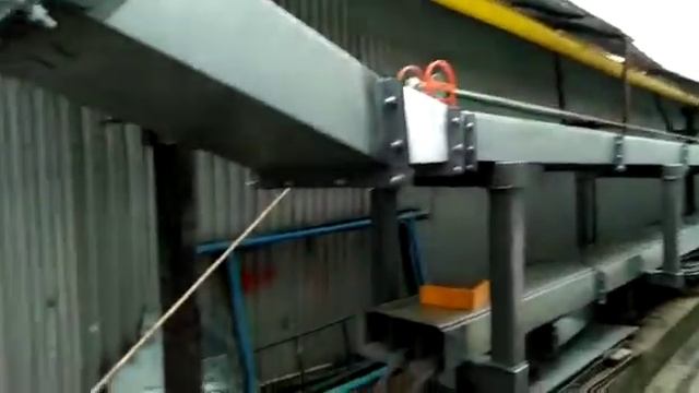 Протяжка кабеля в лотках.