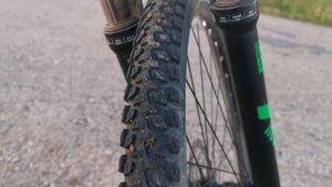 Жесткий тест на проколы кирцами (якорцами) резины Schwalbe Marathon Plus MTB