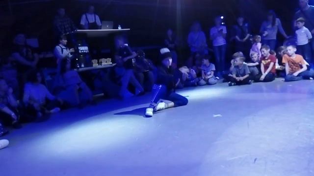 У нас в Нижневартовске вчера был фестиваль Уличных танцев Вова участвовал в батлах смотреть онлайн