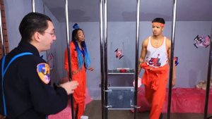 Мачо против ботана в тюрьме