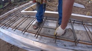 Механическая вязка арматурной сетки фундаментов.