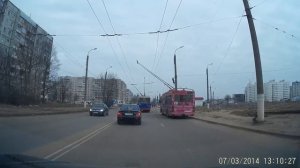 Учебный троллейбус обогнал другой троллейбус.