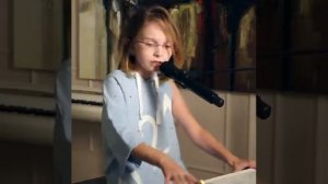 хорошо поет. аж до дрожи