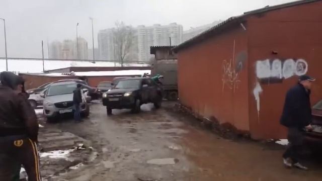 Как работает сотрудник ДПС на сносе гаражей. Лихачёвское шоссе!!! смотреть онлайн