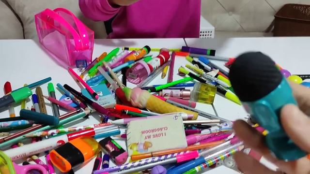 ELİF SİNEM'İN BÜTÜN KALEMLERİNİ DÖKTÜK !! HER ÇEŞİT KALEM SİLGİ VAR. !! смотреть онлайн