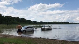 Подъём лодки на прицеп с мелководья!