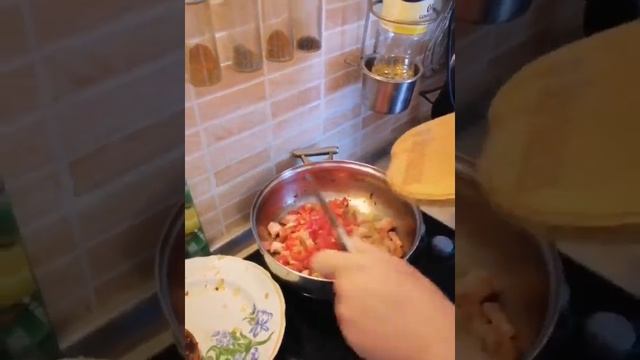 Тушёная фасоль с грудинкой и овощами.