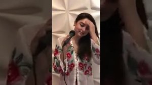 Девушка очень хорошо поёт,Индийскую песню