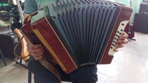 учимся играть на гармони. упражнения для обоих рук.