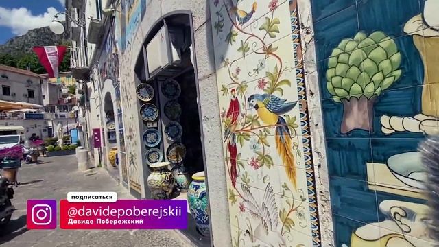 Виетри-суль-Маре Италия. Амальфитанское побережье. Красивый вид на бухту.