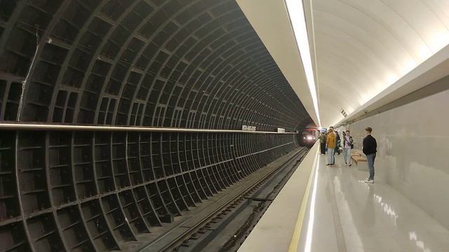 Парадный "Номерной" прибывает на станцию Марьина Роща смотреть онлайн