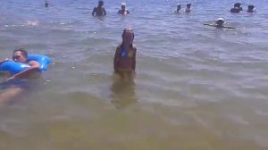 Дети купаются в море