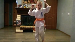 Каратэ Кёкушинкай. Подготовка к аттестации на 9 КЮ (оранжевый пояс с синей нашивкой). Демид 5 лет.