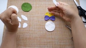 Цветок фиалки из ватных дисков