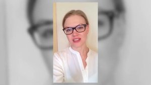 Актриса Анна Котова поздравляет киношколу 2morrow с днем рождения.