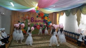 Танец для мамы с шарами сердечками на 8 марта( средняя группа)