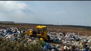 Трактор ЧТЗ Т170 на мусорке свалке полигоне ТБО с легкостью выполняет работу / ТехЗап