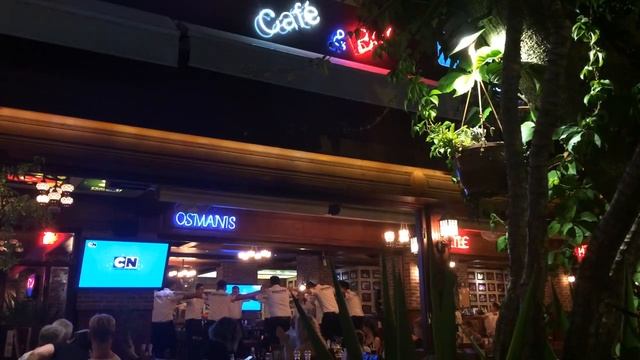 Танец официантов на террасе кафе в Аланьи