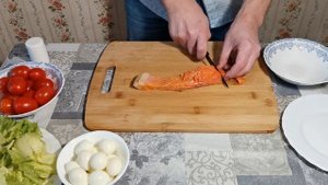 Салат с сёмгой, перепелиными яйцами и помидорами черри