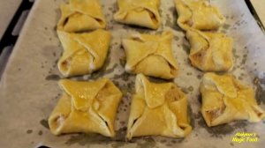 БУЛОЧКИ ИЗ СЛОЁНОГО ТЕСТА С НАЧИНКОЙ ИЗ ТВОРОГА С МЁДОМ, КОРИЦЕЙ, ПРИПРАВЛЕННЫЕ ЧЕРНОЙ СМОРОДИНОЙ.