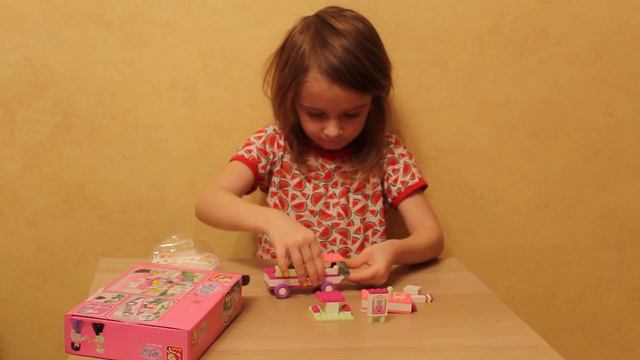 Конструктор лего. Открытие коробки Лего и сбор деталей.