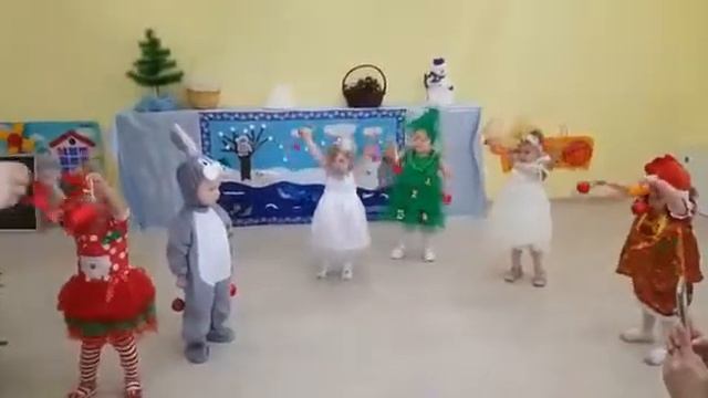 Танец с елочными игрушками Фагмент Ясли 2018 Муз. рук. Алена Рязанцева смотреть онлайн