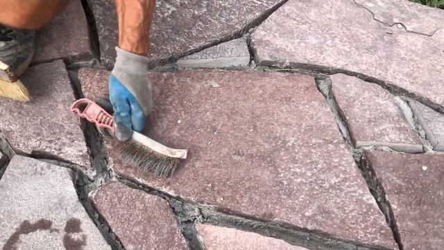 Лемезит. Мощение камнем. Предварительная чистка камня перед нанесением швов.