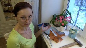 Рукодельничаю. Делаю кровельные шашки для чешуйчатой крыши при помощи тисков и уголка.