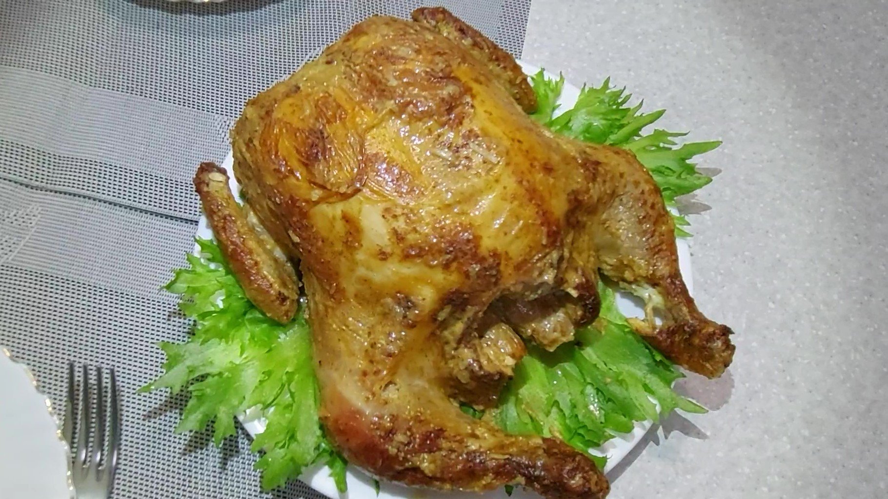 Салат к курице в духовке. Курочка в духовке и салаты. Пол курицы в духовке с салатом. Курица в духовке на Пасху. Поставь кура
