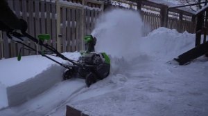 Аккумуляторный снегоуборщик gd40st на борьбе со снегом 40 см