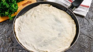 Дрожжевая пицца на сковороде